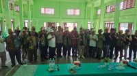 Jajaran Kapolres, Pemangku adat, Camat Kades dan para tokoh masyarakat foto bersama disela sela pertemuan di Gedung BPU terkait mediasi, Minggu (9/8/26). (Doc. Asmi Riyandi Elvandar)