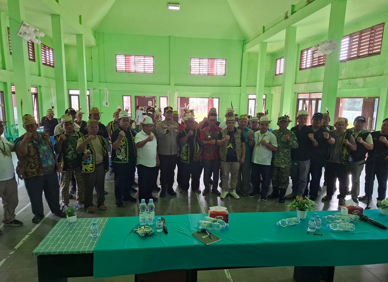 Jajaran Kapolres, Pemangku adat, Camat Kades dan para tokoh masyarakat foto bersama disela sela pertemuan di Gedung BPU Minggu (9/8/26). (Doc. Asmi Riyandi Elvandar)