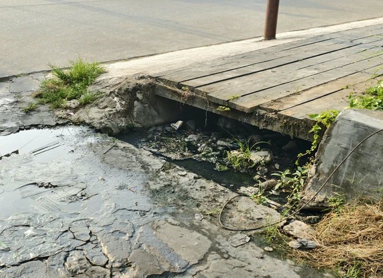 Saluran Drainase di Jalan Maduningrat Kelurahan Melayu, Kecamatan Tenggarong. (Foto: Hafidz/Lingkarkaltim)