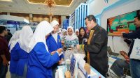EKRAF Menteri Ekonomi Kreatif/Kepala Badan Ekonomi Kreatif (Ekraf), Teuku Riefky Harsya (kanan), meninjau salah satu stan pada Festival Ekonomi Keuangan Digital Indonesia & Indonesia Fintech Summit and Expo (FEKDI x IFSE) 2026 di Jakarta International Convention Center (JICC), Jakarta, Jumat (25/09/2026). (Dok. Kementerian Ekraf)