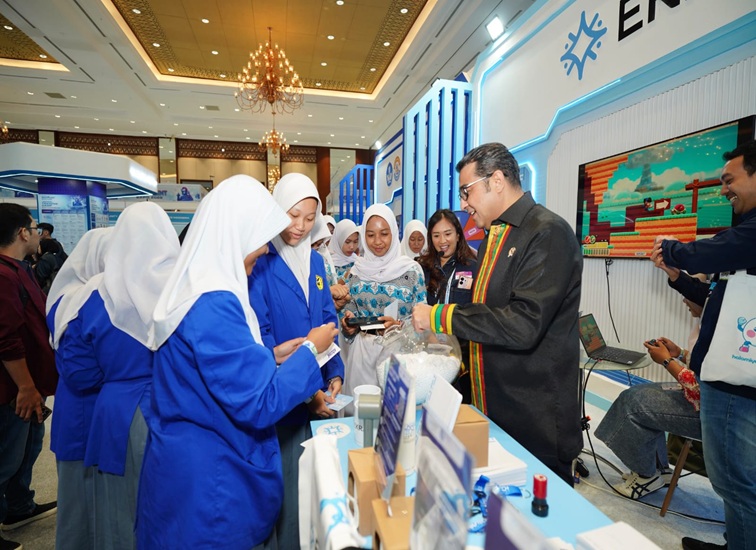 Menteri Ekonomi Kreatif/Kepala Badan Ekonomi Kreatif (Ekraf), Teuku Riefky Harsya (kanan), meninjau salah satu stan pada Festival Ekonomi Keuangan Digital Indonesia & Indonesia Fintech Summit and Expo (FEKDI x IFSE) 2026 di Jakarta International Convention Center (JICC), Jakarta, Jumat (25/09/2026). (Dok. Kementerian Ekraf)