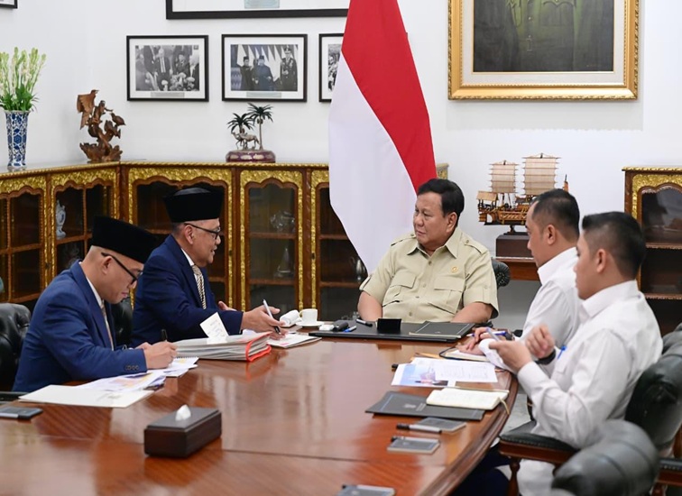 Presiden Prabowo Subianto menerima laporan Menteri dan Wakil Menteri Haji dan Umrah di Kompleks Istana Kepresidenan Jakarta, pada Senin (28/09/2026). (dok. BPMI Setpres)