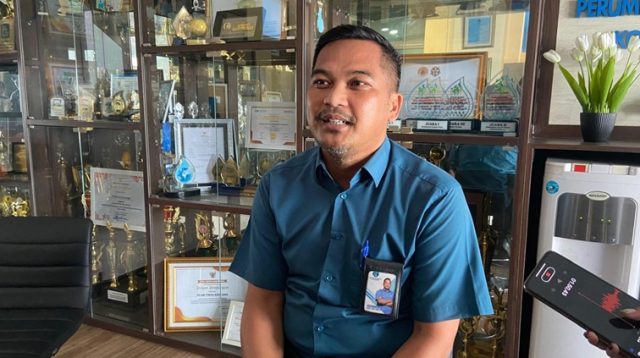 Asisten Manajer Hubungan Masyarakat (Humas) Perumda Tirta Kencana, Cevi Wahyudi, Senin (14/9/2026). (Foto: Devi/Lingkarkaltim)