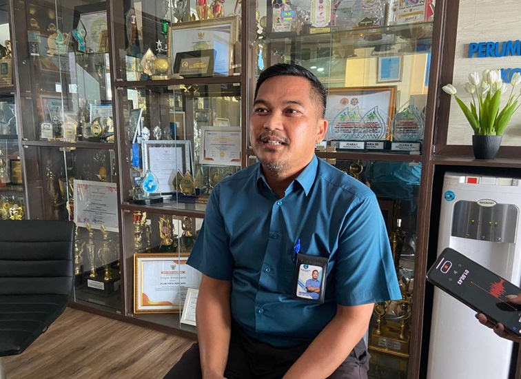 Asisten Manajer Hubungan Masyarakat (Humas) Perumda Tirta Kencana, Cevi Wahyudi, Senin (14/9/2026). (Foto: Devi/Lingkarkaltim)