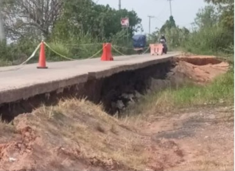 Kondisi Jalan Kuyung longsor, Kamis (10/9/2026) (Foto: Dok. Sarpin DPRD Kukar)