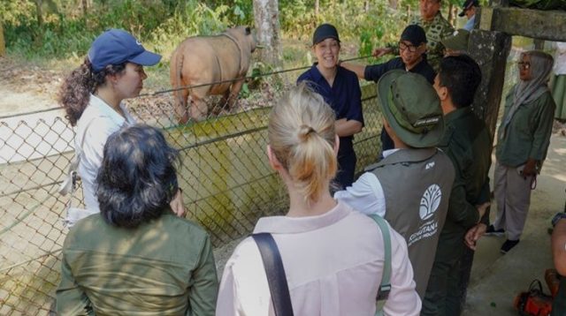 Menteri Kehutanan Raja Juli Antoni bersama Duta Besar Norwegia untuk Indonesia Kaja Glomm mengunjungi Taman Nasional Way Kambas (TNWK), Lampung, Minggu (20/9/26). (Dok. Kemenhut)