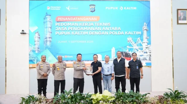 Penandatanganan Pedoman Kerja Teknis (PKT) Jasa Pengamanan sekaligus sosialisasi mengenai bahaya narkoba, judi online, terorisme, serta pencegahan kekerasan terhadap perempuan dan anak, Jumat (11/9/2026).(Dok.Humas Polda Kaltim)
