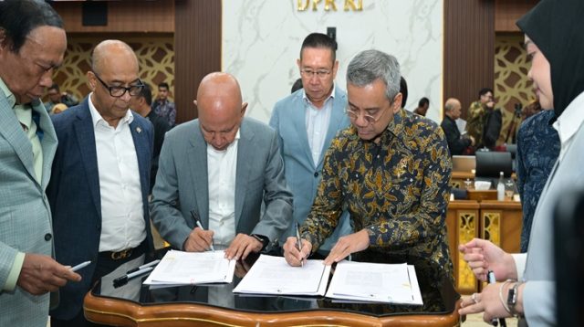 Menteri Keuangan (Menkeu) Suahasil Nazara dan Badan Anggaran DPR RI menyepakati pembahasan RUU APBN 2027 dalam Rapat Kerja Badan Anggaran DPR RI di Jakarta, Kamis (24/09/26). (dok. kemenkeu)