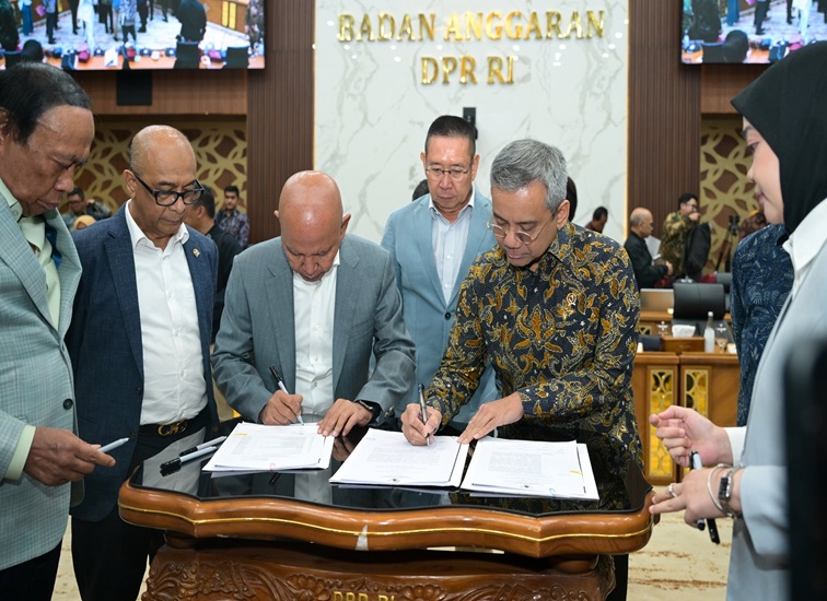 Menteri Keuangan (Menkeu) Suahasil Nazara dan Badan Anggaran DPR RI menyepakati pembahasan RUU APBN 2027 dalam Rapat Kerja Badan Anggaran DPR RI di Jakarta, Kamis (24/09/26). (dok. kemenkeu)