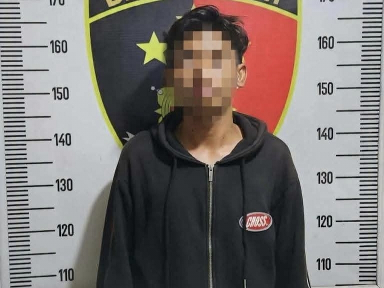 Pelaku Saat Diamankan di Polsek Tenggarong.(Dok.Polsek Tenggarong)