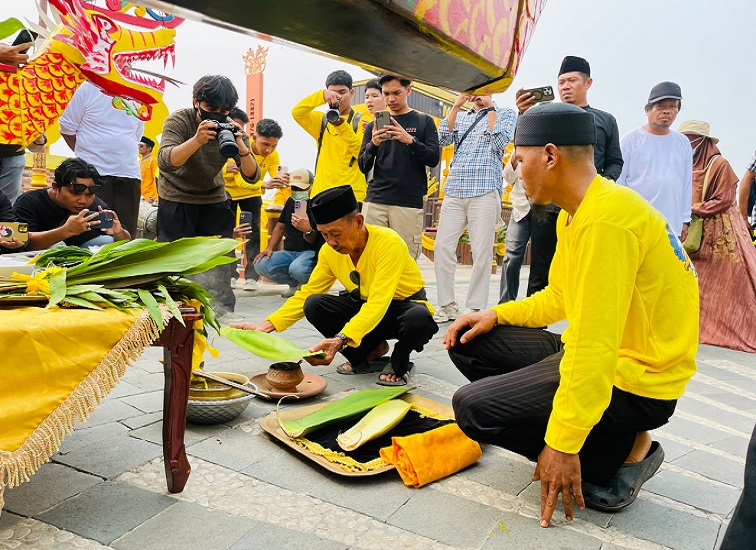 Prosesi Baturunan Manurunkan Parau sebuah tradisi adat bagi masyarakat Banua di Tepian Gunung Tabur, yang dilakukan pada Sabtu (19/9/2026).(Nazriel/Lingkarkaltim)
