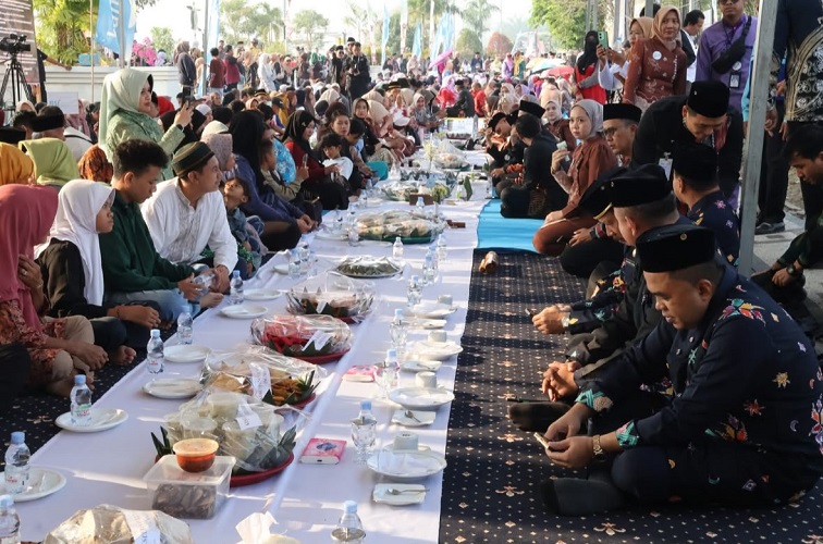 Ketua DPRD Ahmad Yani mengikuti acara Beseprah di depan Kedaton, Kamis (24/9/2026) (DPRD Kukar)