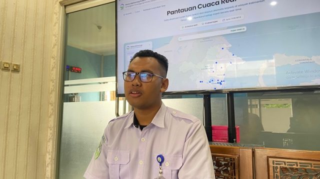 Prakirawan Cuaca BMKG Stasiun Meteorologi Kelas I Sultan Aji Muhammad Sulaiman Sepinggan, Gilang Arya.(Devi/Lingkarkaltim)