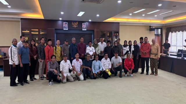 Foto bersama usai Rapat Dengar Pendapat (RDP) persiapan Porprov 2026, Senin (21/9/2026) (Rizki/Lingkarkaltim)