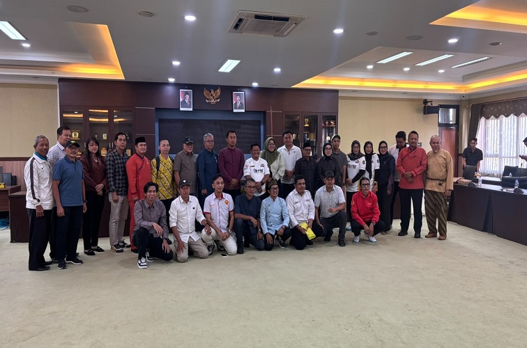 Foto bersama usai Rapat Dengar Pendapat (RDP) persiapan Porprov 2026, Senin (21/9/2026) (Rizki/Lingkarkaltim)