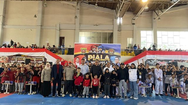 Wali Kota Samarinda, Andi Harun, foto bersama di saat meninjau perkembangan atlet dalam Pembukaan Kejuaraan Taekwondo Piala Wali Kota Samarinda 2026 di Gedung Dojang Taekwondo Kaltim.(Devi/Lingkarkaltim)
