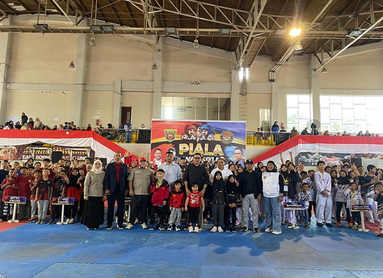 Wali Kota Samarinda, Andi Harun, foto bersama di saat meninjau perkembangan atlet dalam Pembukaan Kejuaraan Taekwondo Piala Wali Kota Samarinda 2026 di Gedung Dojang Taekwondo Kaltim.(Devi/Lingkarkaltim)