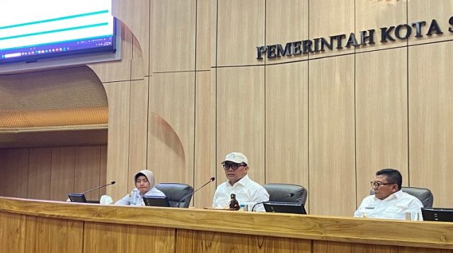 Andi Harun saat melakukan Konferensi Pers bersama media di Balaikota Samarinda, Rabu malam (9/9/2026).(Devi/Lingkarkaltim)