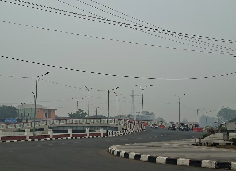 Kondisi Kabut Asap di Tenggarong, Jumat (18/9/26). (Dilla/lingkarkaltim)