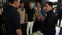 Menpora RI Erick Thohir memberikan semangat dan motivasi kepada skuad bulu tangkis Indonesia jelang keberangkatan menuju Asian Games 2026. (dok. kemenpora.go.id)