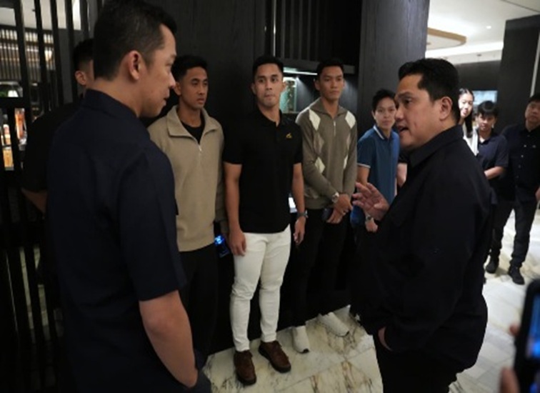 Menpora RI Erick Thohir memberikan semangat dan motivasi kepada skuad bulu tangkis Indonesia jelang keberangkatan menuju Asian Games 2026. (dok. kemenpora.go.id)