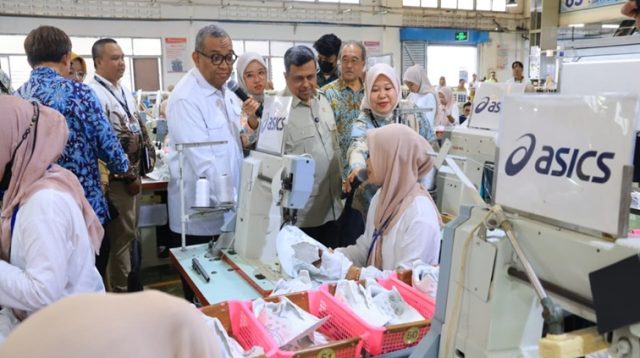Wamenaker saat melakukan kunjungan kerja ke PT Nikomas Gemilang di Kabupaten Serang, Banten, Senin (21/9/2026). (dok. Humas Kemnaker)