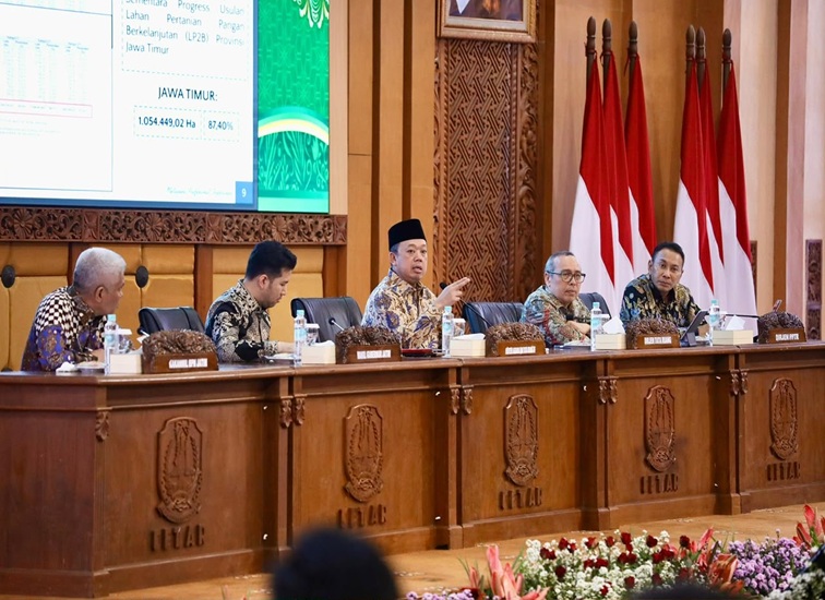 Menteri Nusron saat Rapat Koordinasi Transformasi Layanan di Kantor Sekretariat Daerah Provinsi Jawa Timur, Surabaya, Jumat (11/09/2026). (Dok. KementerianATRBPN)