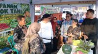 Bupati Kukar dr. Aulia Rahman Basri serta Kepala Distanak Kukar bersama Anggota KWT pada Hari Tani Nasional 2026. (M. As'ari/Lingkarkaltim)