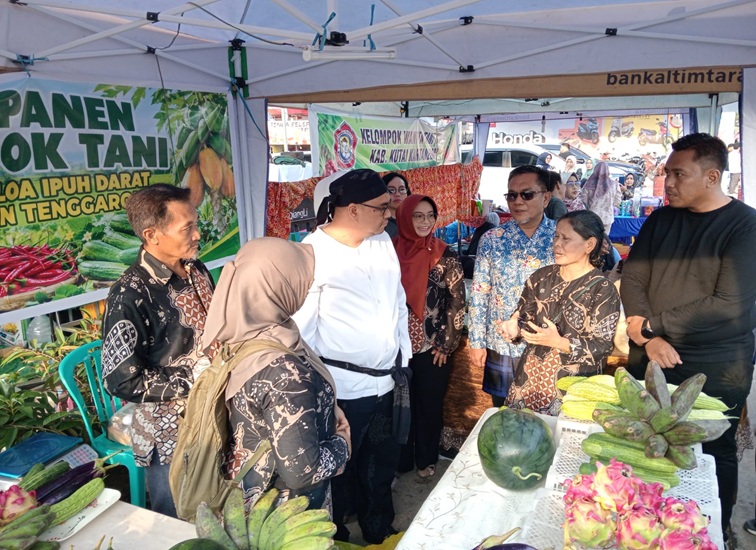 Bupati Kukar dr. Aulia Rahman Basri serta Kepala Distanak Kukar bersama Anggota KWT pada Hari Tani Nasional 2026. (M. As'ari/Lingkarkaltim)