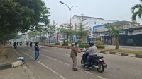 Pembagian Masker ke Jalanan oleh Relawan PMI, BPBD Kukar, Jl. Jend Sudirman, Tenggarong, Kamis (17/9/26). (Dilla/lingkarkaltim)