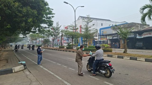 Pembagian Masker ke Jalanan oleh Relawan PMI, BPBD Kukar, Jl. Jend Sudirman, Tenggarong, Kamis (17/9/26). (Dilla/lingkarkaltim)