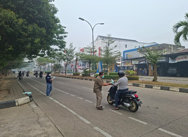 Pembagian Masker ke Jalanan oleh Relawan PMI, BPBD Kukar, Jl. Jend Sudirman, Tenggarong, Kamis (17/9/26). (Dilla/lingkarkaltim)
