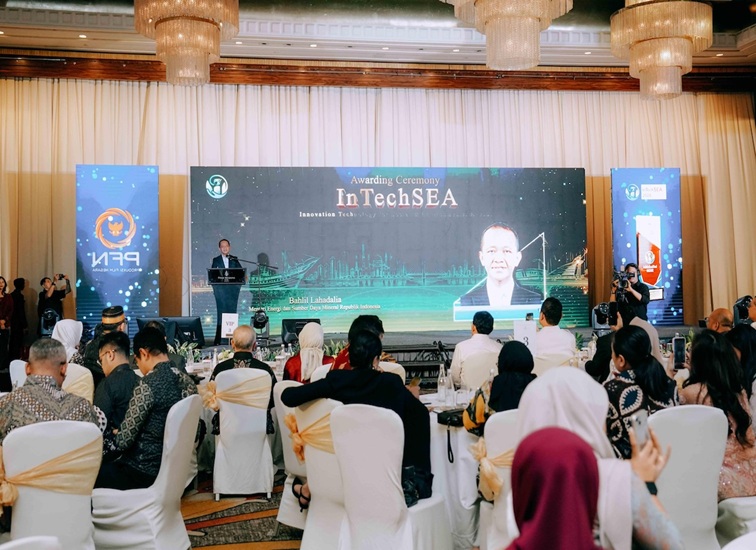 Menteri Energi dan Sumber Daya Mineral (ESDM) Bahlil Lahadalia saat memberikan keynote speech pada ajang Innovation Technology for Social and Environmental Awards (INTECHSEA) 2026 di Jakarta, Senin (14/9/26). (dok. Kementerian ESDM)