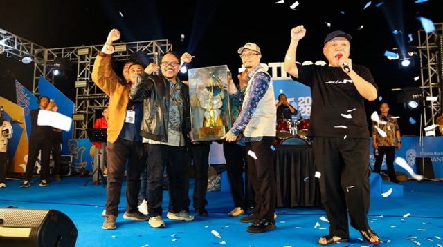 Penyerahan piala bergilir Danadyaksa Dirgantara pada closing ceremony dan awarding KRTI 2026, Jumat (25/9/2026) malam.(Otorita IKN)