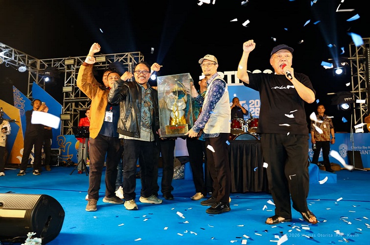 Penyerahan piala bergilir Danadyaksa Dirgantara pada closing ceremony dan awarding KRTI 2026, Jumat (25/9/2026) malam.(Otorita IKN)