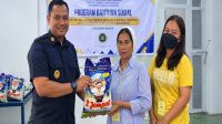 Puang Dirham saat menyerahkan bantuan beras kepada keluarga WBP, Sabtu (12/9/2026).(Dok.Lapas Narkotika Samarinda)