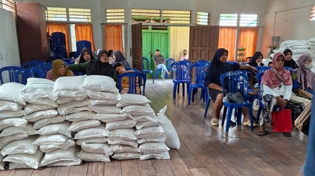 Penyaluran bantuan beras, Selasa (8/9/2026) (Rizki/Lingkarkaltim)