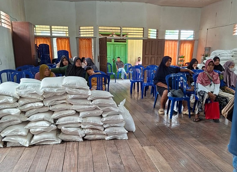Penyaluran bantuan beras, Selasa (8/9/2026) (Rizki/Lingkarkaltim)
