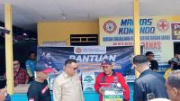 Bupati Kukar dr. Aulia Rahman Basri saat menyerahkan tambahan logistik di Pos Karhutla Kecamatan Tenggarong. (M. As'ari/Lingkar Kaltim)