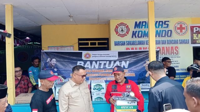 Bupati Kukar dr. Aulia Rahman Basri saat menyerahkan tambahan logistik di Pos Karhutla Kecamatan Tenggarong. (M. As'ari/Lingkar Kaltim)