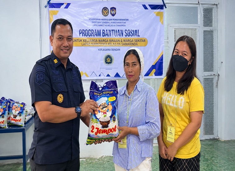 Puang Dirham saat menyerahkan bantuan beras kepada keluarga WBP, Sabtu (12/9/2026).(Dok.Lapas Narkotika Samarinda)