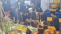 Teks Foto: Bepelas Malam VI (Menyisik Lembuswana/Naga, Seluang Mudik, Berebut Buah Bawal dan Belimbur Beras) dalam rangka Erau Adat Kutai Tahun 2026, Bertempat di Keraton/Museum Mulawarman, Sabtu Malam (26/9/26). (Dilla/lingkarkaltim)