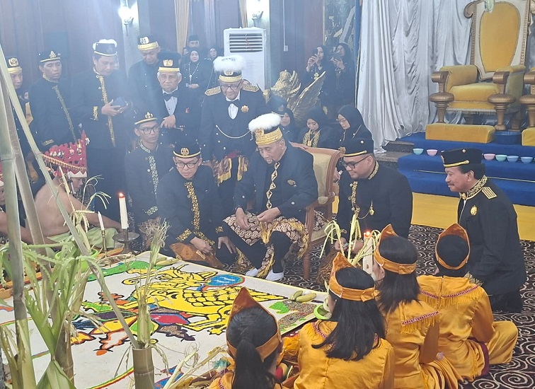 Teks Foto: Bepelas Malam VI (Menyisik Lembuswana/Naga, Seluang Mudik, Berebut Buah Bawal dan Belimbur Beras) dalam rangka Erau Adat Kutai Tahun 2026, Bertempat di Keraton/Museum Mulawarman, Sabtu Malam (26/9/26). (Dilla/lingkarkaltim)