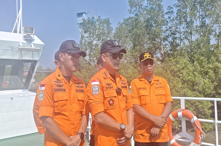 Kepala Kantor Pencarian dan Pertolongan Kelas A Balikpapan, Dody Setiawan Suwondo, saat memimpin pencarian kapal Virgo Transport 8. (Dok.Basarnas)