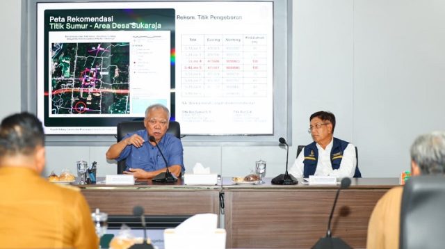 Kepala Otorita IKN beserta jajaran bertemu dengan Camat Sepaku, kepala desa setempat, dan masyarakat pemilik lahan dalam agenda rencana pelaksanaan pengeboran eksplorasi sebagai calon sumur bor di Desa Sukaraja, Kecamatana Sepaku.(Dok.Otorita IKN)