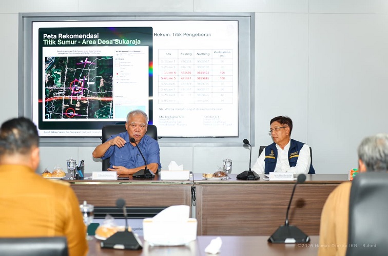 Kepala Otorita IKN beserta jajaran bertemu dengan Camat Sepaku, kepala desa setempat, dan masyarakat pemilik lahan dalam agenda rencana pelaksanaan pengeboran eksplorasi sebagai calon sumur bor di Desa Sukaraja, Kecamatana Sepaku.(Dok.Otorita IKN)
