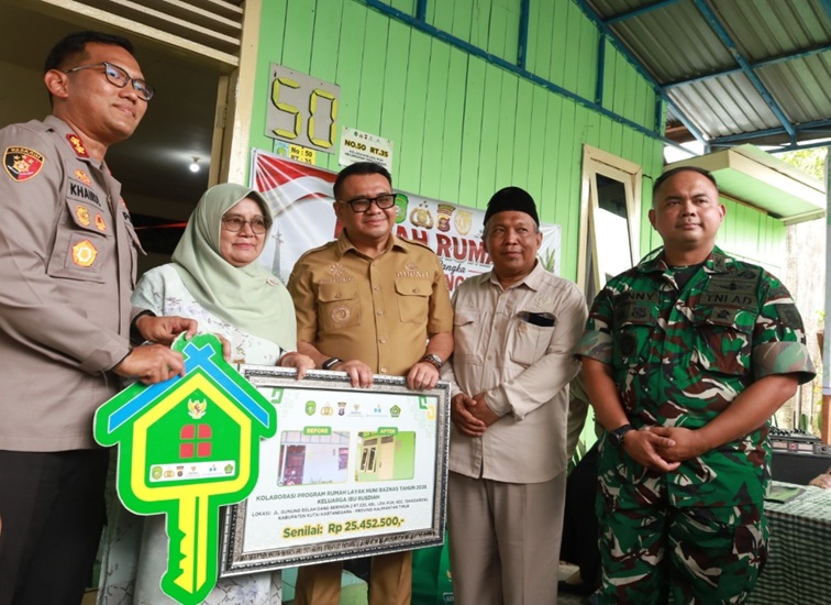 Bupati Kukar Aulia Rahman Basri resmikan dan serahkan kunci Rumah Layak Huni. JL. Gunung Belah, Kec. Tenggarong. (Doc. Kukar Paper)