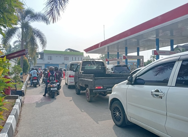Antrien BBM di salah satu SPBU Tenggarong. (M. As'ari/Lingkarkaltim)