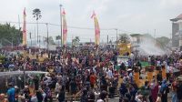 Suasana Belimbur di depan Keraton Kesultanan Kutai Kartanegara Ing Martadipura. (M. As'ari/Lingkar Kaltim)