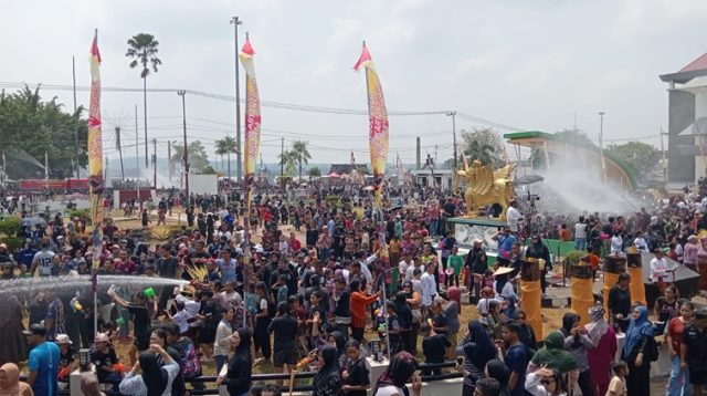 Suasana Belimbur di depan Keraton Kesultanan Kutai Kartanegara Ing Martadipura. (M. As'ari/Lingkar Kaltim)